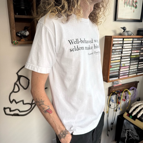 Vintage 2000s Well-Behaved Women Seldom Make History White Tee USA ~ Size M - Picture 3 of 9